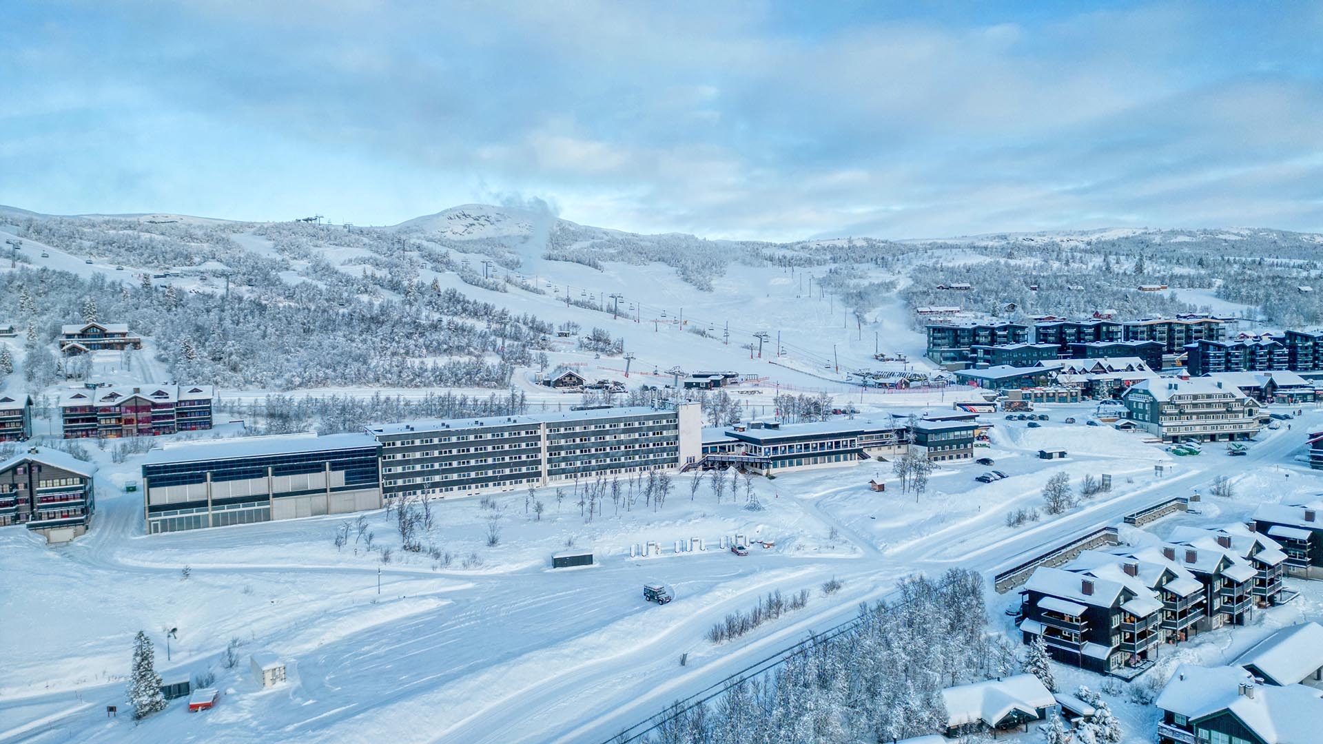 A hotel in front of a skiing centre