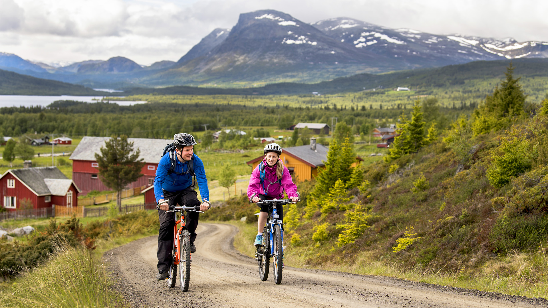 Syklister langs Mjølkevegen. Fjell og stølslandskap preger ruta.